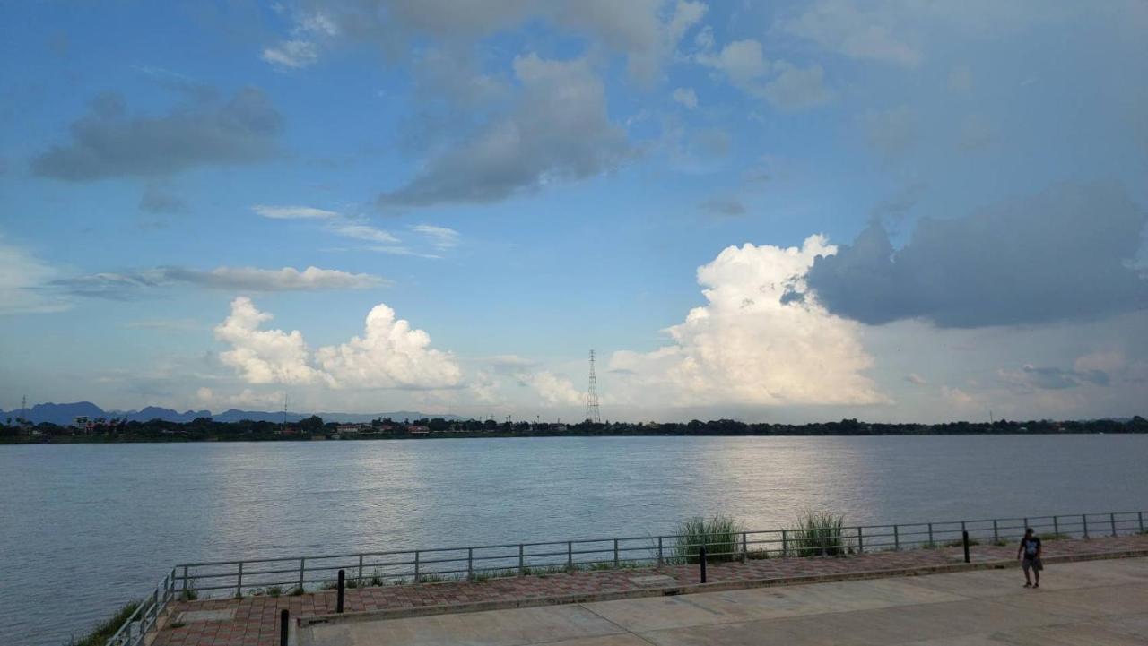 Happy Space วิลล่าทั้งหลัง 2นอน 2น้ำ ฟรี Wifi จอดรถ Накхонпханом Экстерьер фото